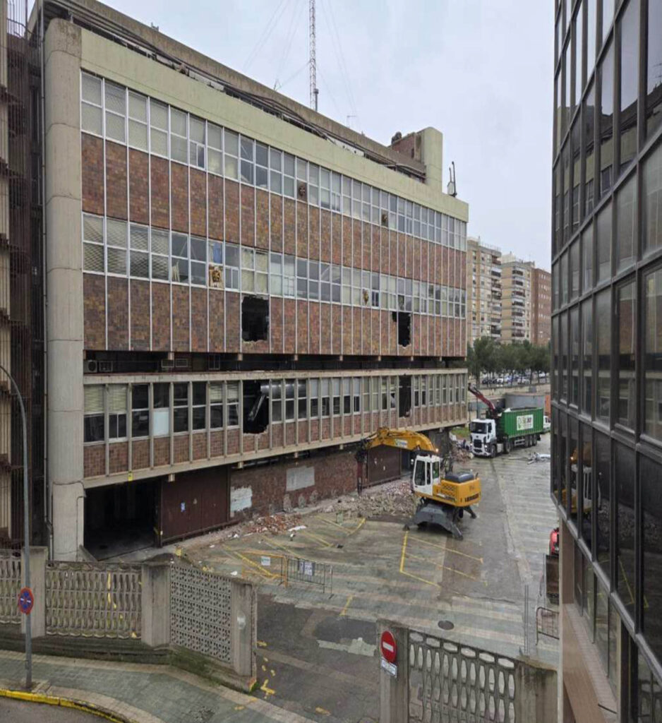 Obras de derribo en el edificio de Correos en Zaragoza. Foto: Apudepa